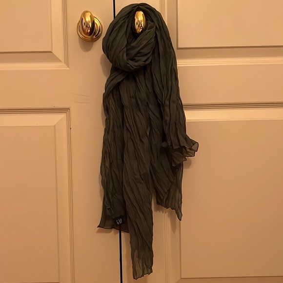 GAP Accessories - GAP olive green crinkle scarf